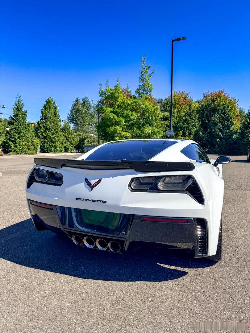 体验一哈11年前的老旧跑车，克尔维特C7 Z06。很像一辆更狂野，但没有后轮转向