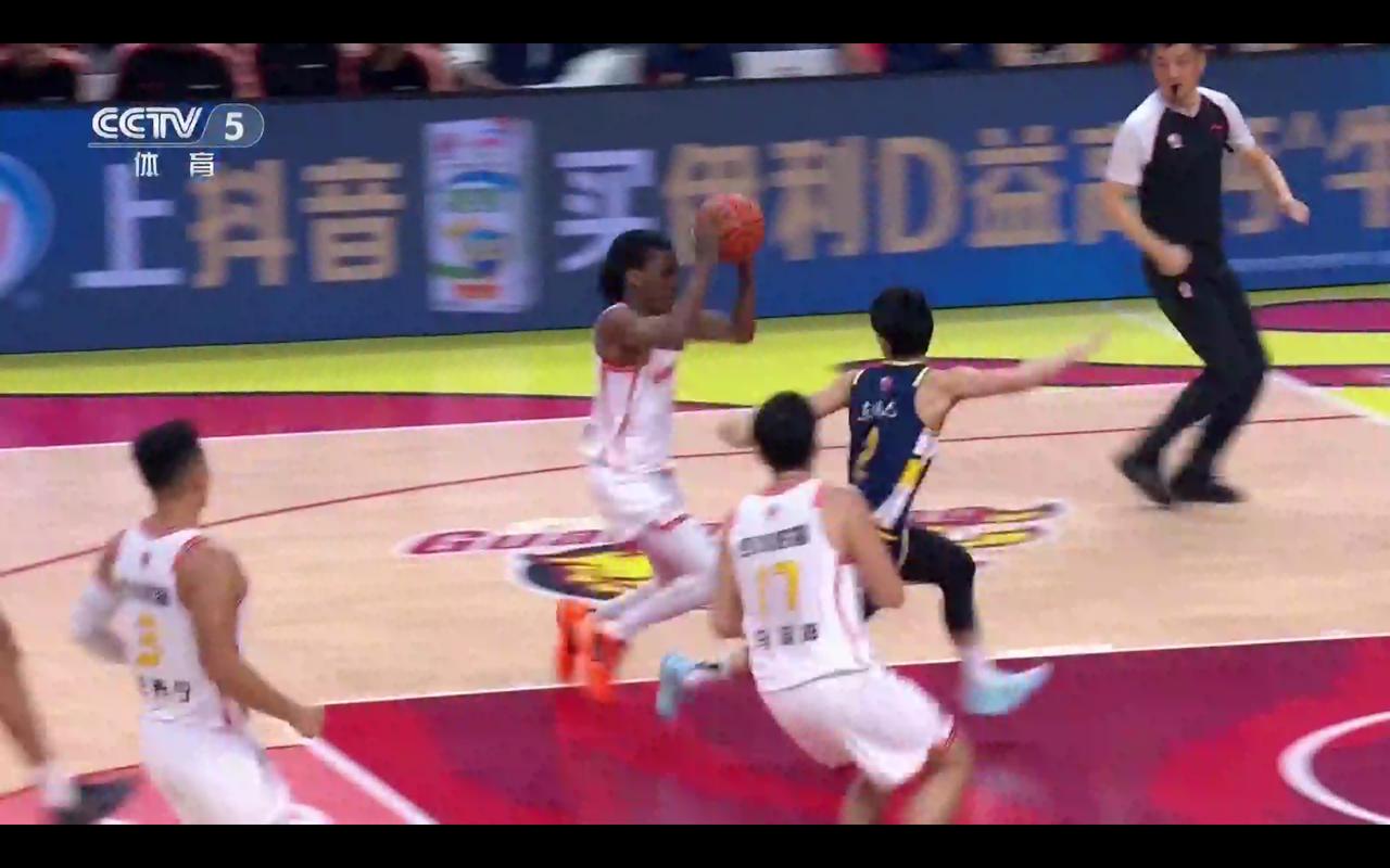 广东男篮力克广东，萨林杰最后两分钟成定海神针。

广东赢得德比战，拒绝连败。应该