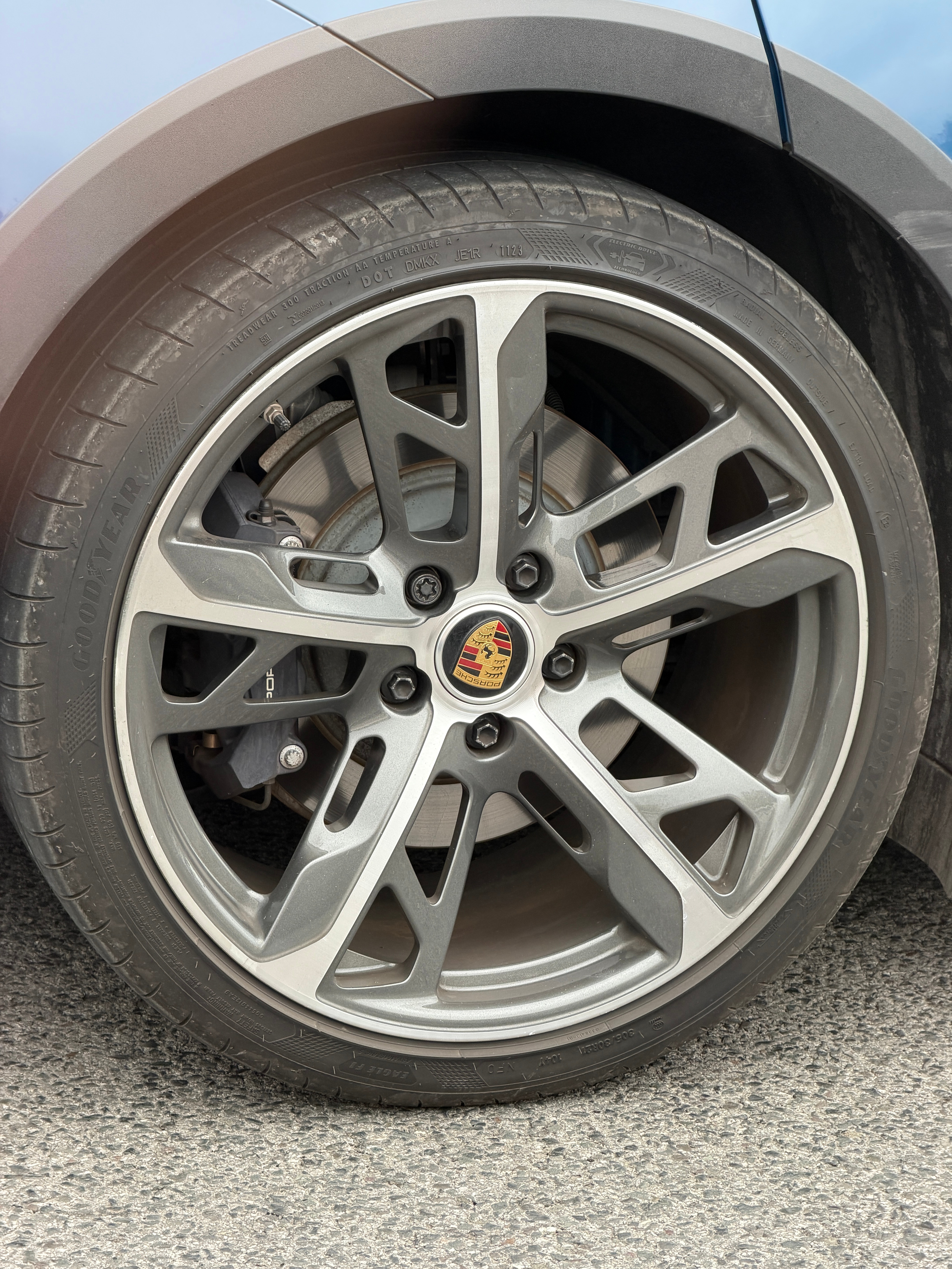 偶遇猎装版的Taycan、这个车非常稀有、而且巨不保值、新车一百多万、开一年打6