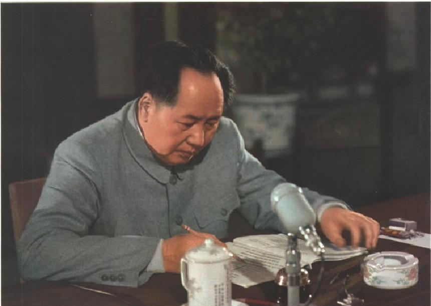 1971年毛主席亲自为谭启龙安排重要工作，周总理给出了四个选择，他最终选择了哪一