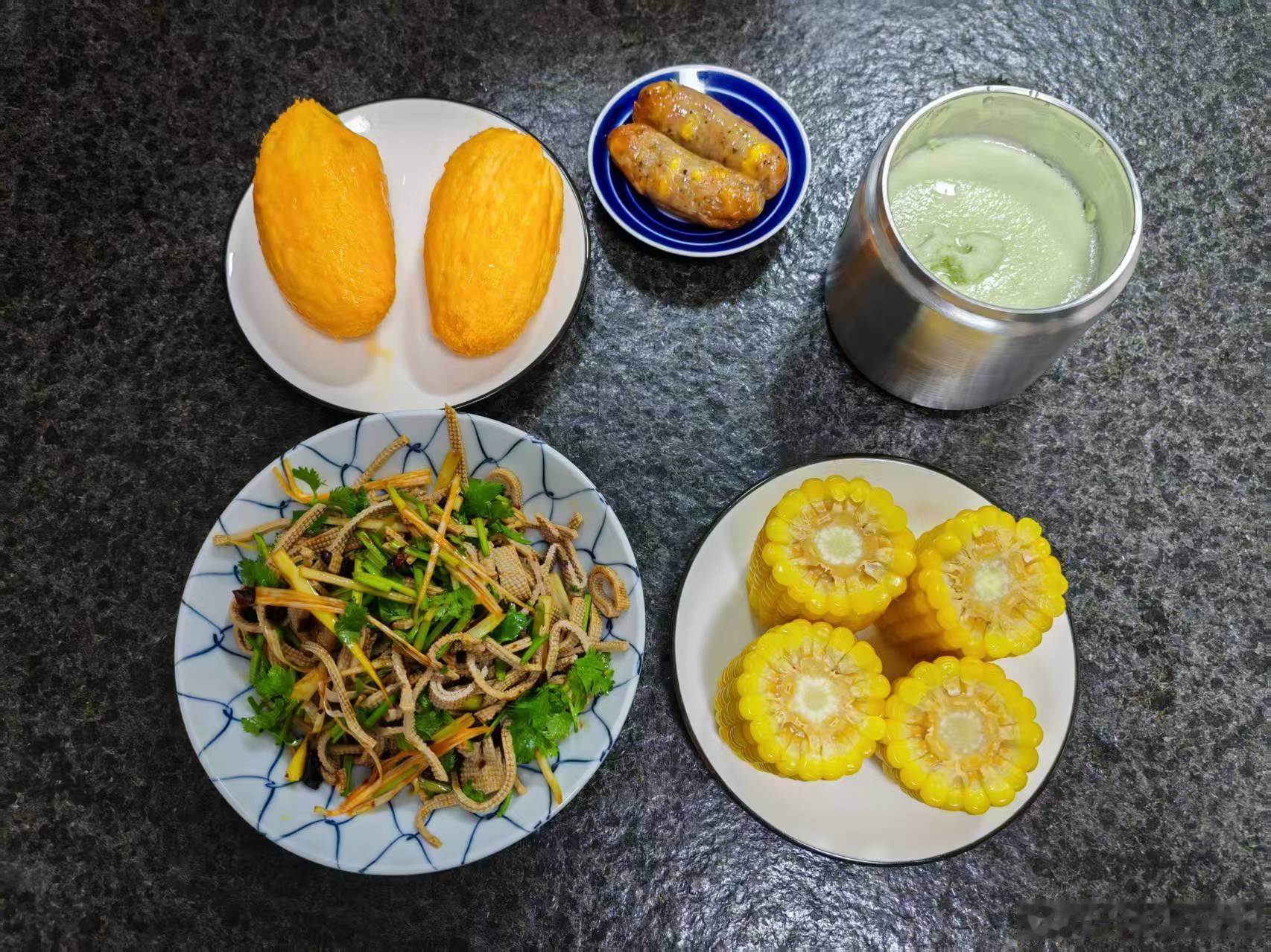 吃晚饭，我啃完玉米去吃豆花。江哥早早就把自己那根烤肠吃完，问我：“你怎么不吃烤肠