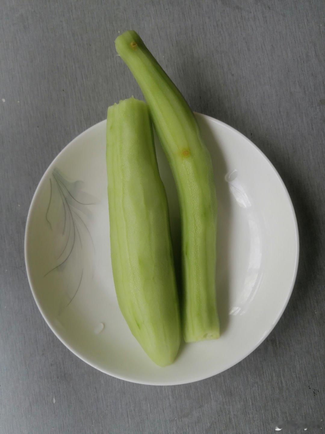 这几年，好几个务农过的人，提醒过我：现在的黄瓜问题大。过去都知道黄瓜先开花再结瓜