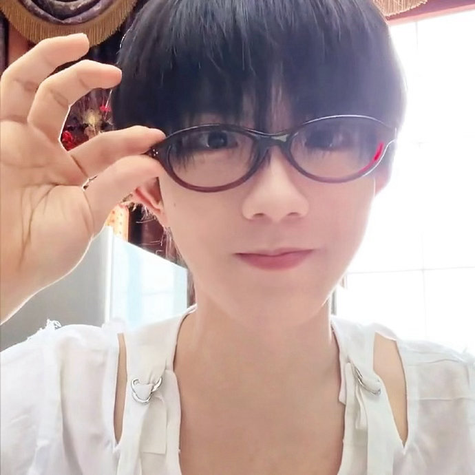 苏新皓被粉丝投稿上爸爸当家了谁能想到苏新皓以童年萌娃镜头惊喜出镜，粉丝巧妙投稿登