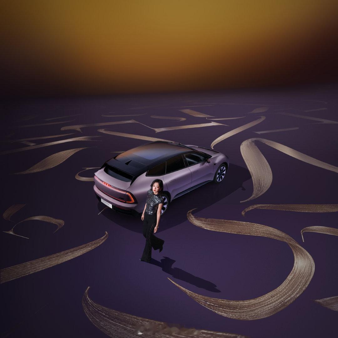 跟张晚意林允希林娜依高唱跳全场 这种溢出屏幕的活力，张晚意、林允和希林娜依·高真