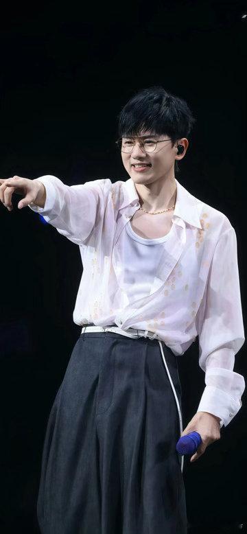 井胧家里有张杰的专辑应援棒和周边国粤无双井胧的追星日常太真实啦🔥从专辑到应援棒