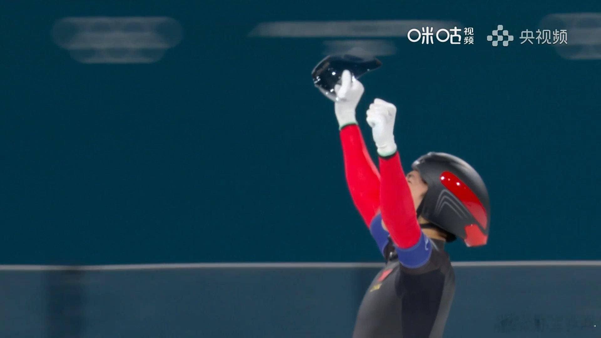 速滑追逐中国男团战胜荷兰米兰冬奥会速度滑冰男子团体追逐铜牌赛，刘瀚彬、宁忠岩、吴