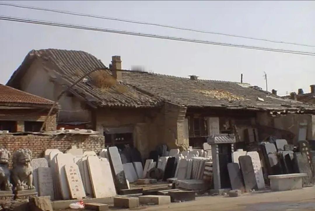 青城印记
今天发两张旧城石头巷在未改造前的照片。照片由刘朴先生拍摄于21世纪初。