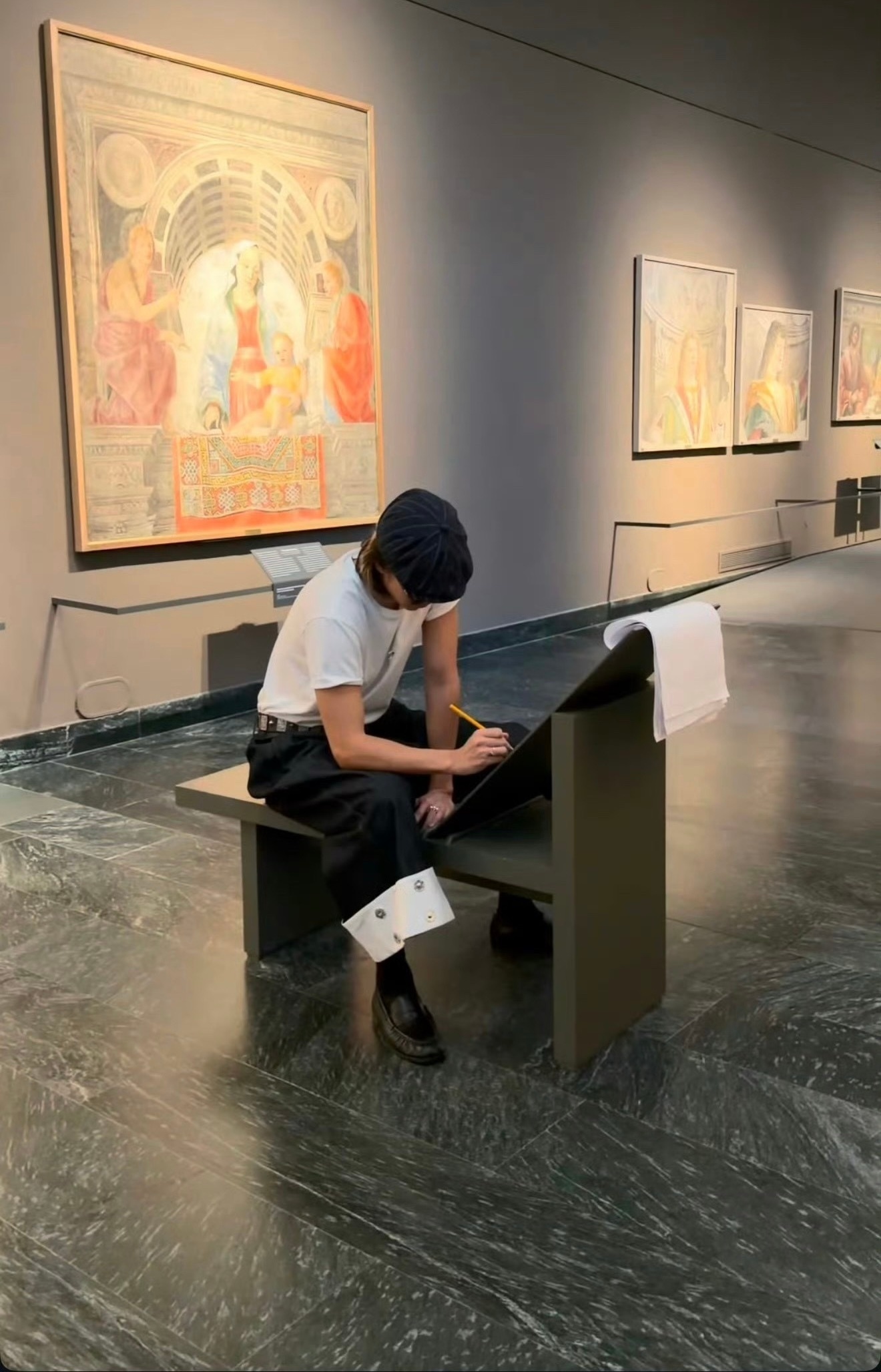 米兰男装周 蔡徐坤米兰时尚日记~抵达米兰后带来一组看展记录。本次蔡徐坤受THOM