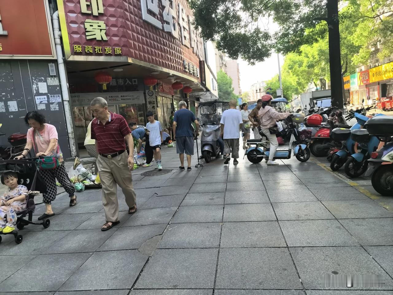 天气热，株洲田心街头都看不到多少人了，在街上走的都是一些满头白发的老人，很难有年