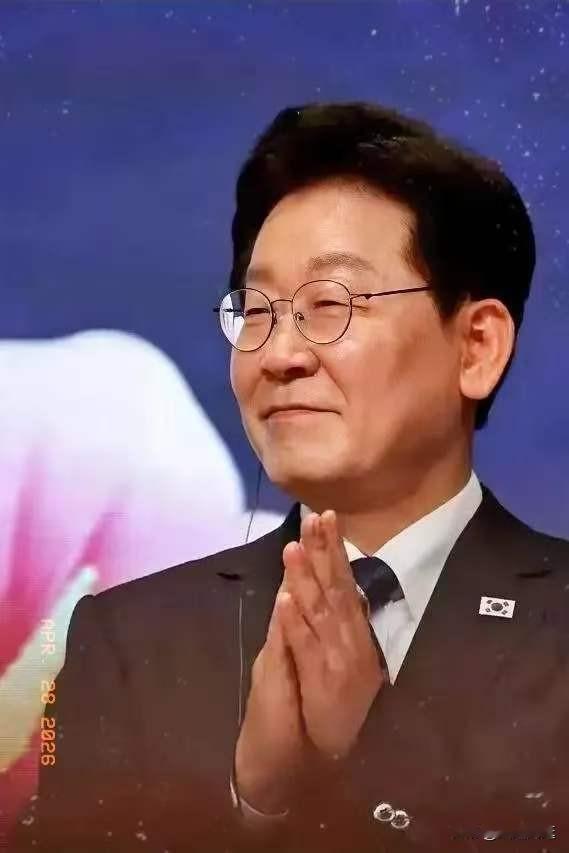 李在明还是心软了！4月28日，韩国前总统夫人金建希二审结果出来了，有期徒刑4年，