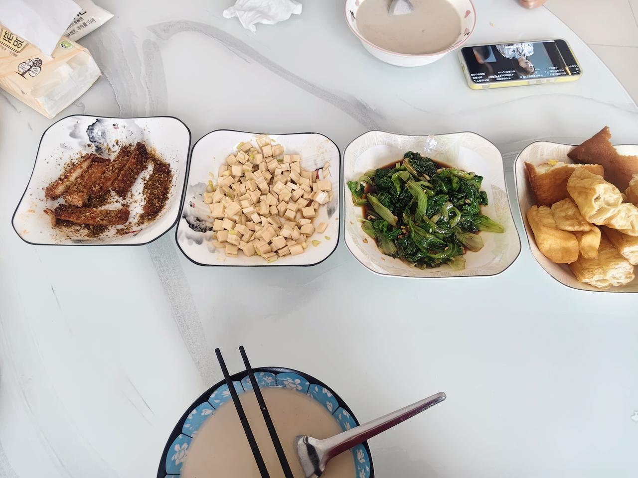 今天的早餐是凉拌豆腐和蒜蓉生菜，自己打的豆浆，里面加了花生和红枣。

这两天儿媳