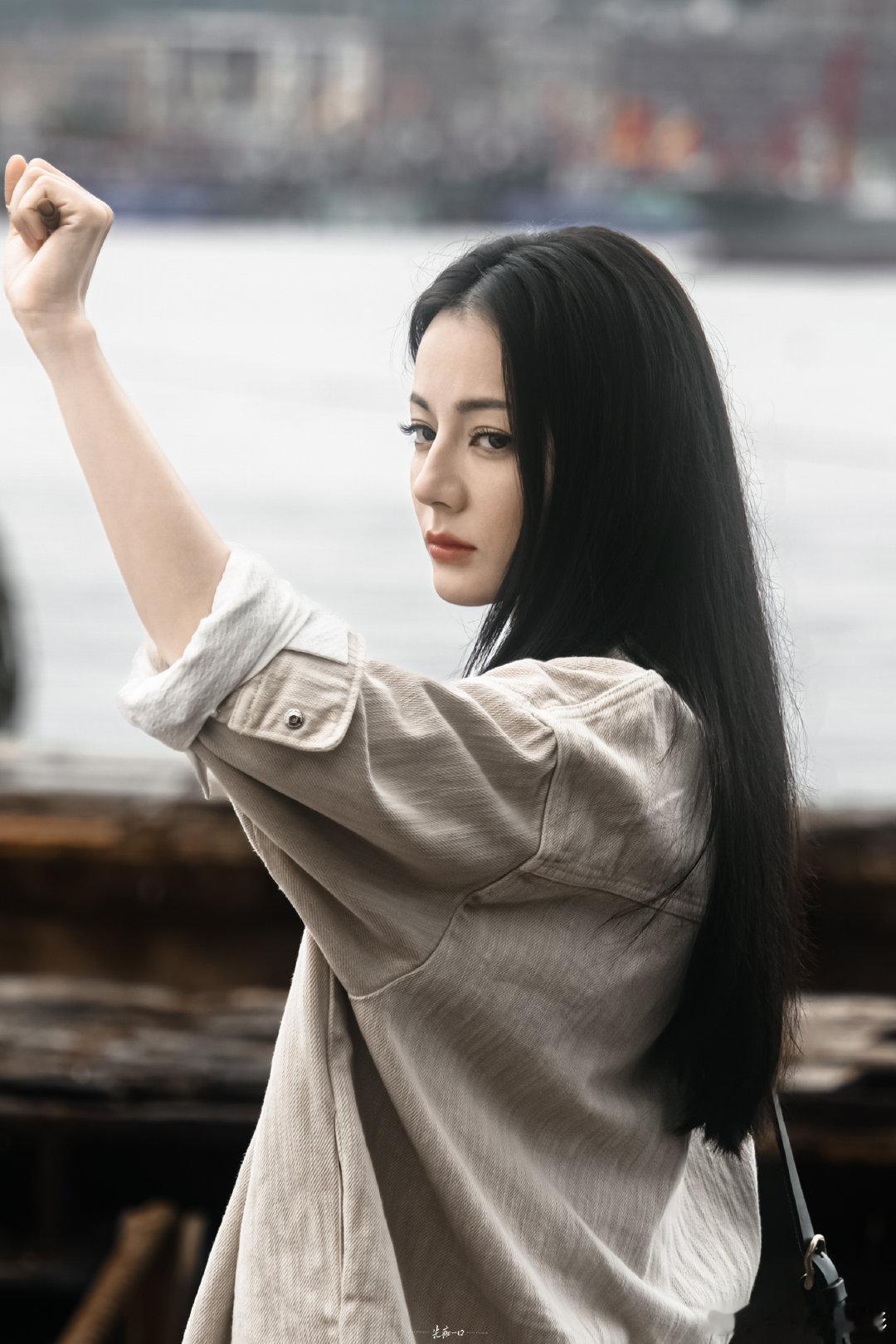 迪丽热巴不吃晚饭瘦了6斤，瘦而不柴太自律了，上镜就是完美状态，建模脸和身材每个镜