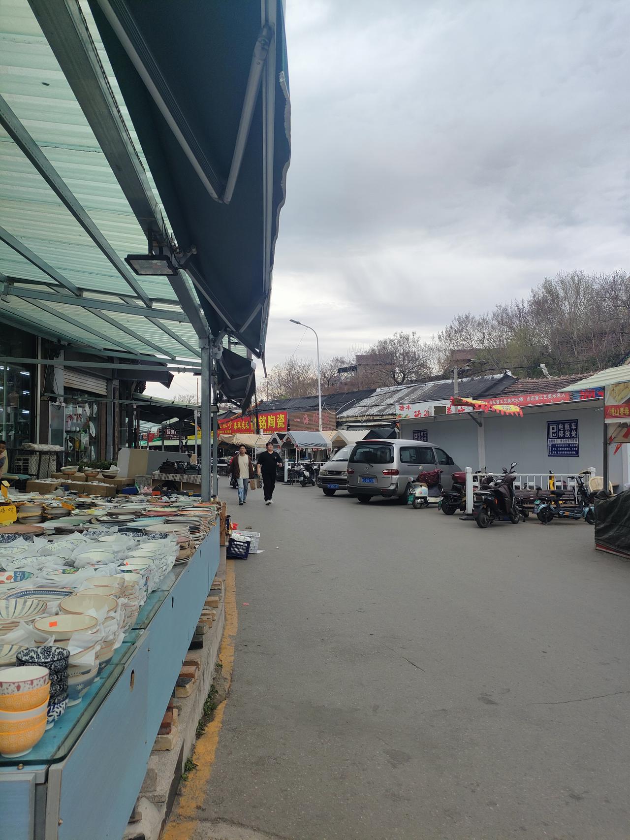 褪去“进淄赶烤”的火爆光环，2026年4月8日的博山陶瓷琉璃大观园，早已从人声鼎