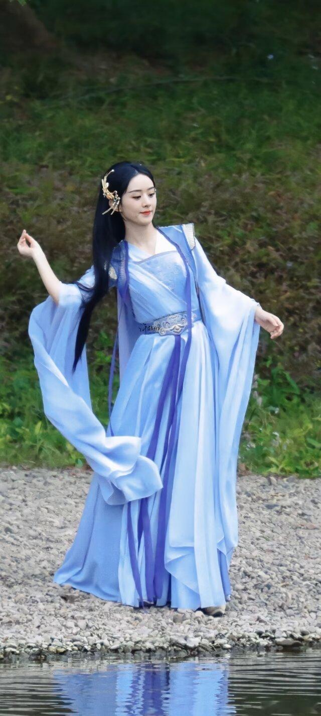你风姿娉婷婉约，容貌娇艳俏丽，谈吐优雅大方，魅力无人能及 ​​​