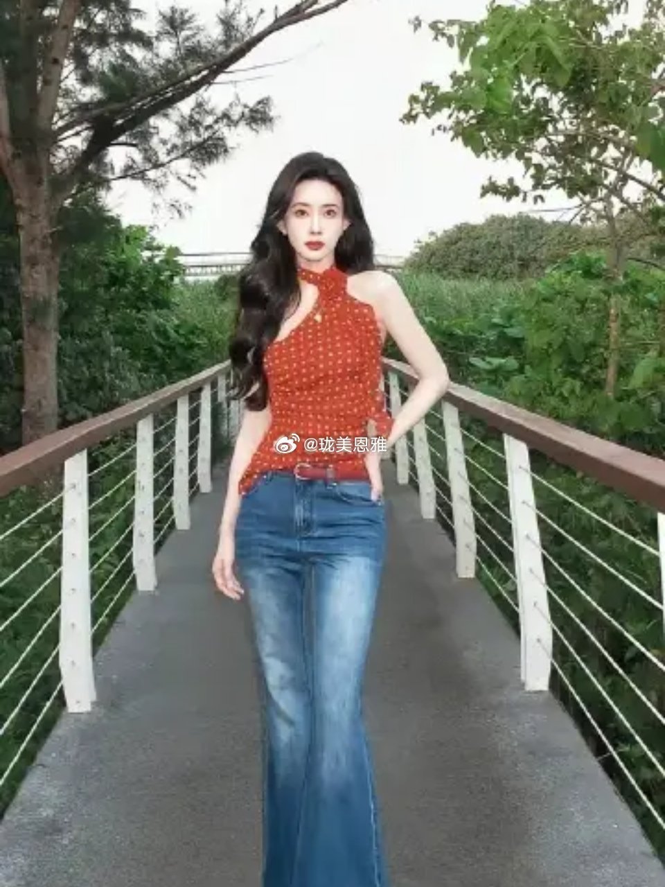 白鹿新剧造型，这是在模仿孟子义跑男这套吗？ 