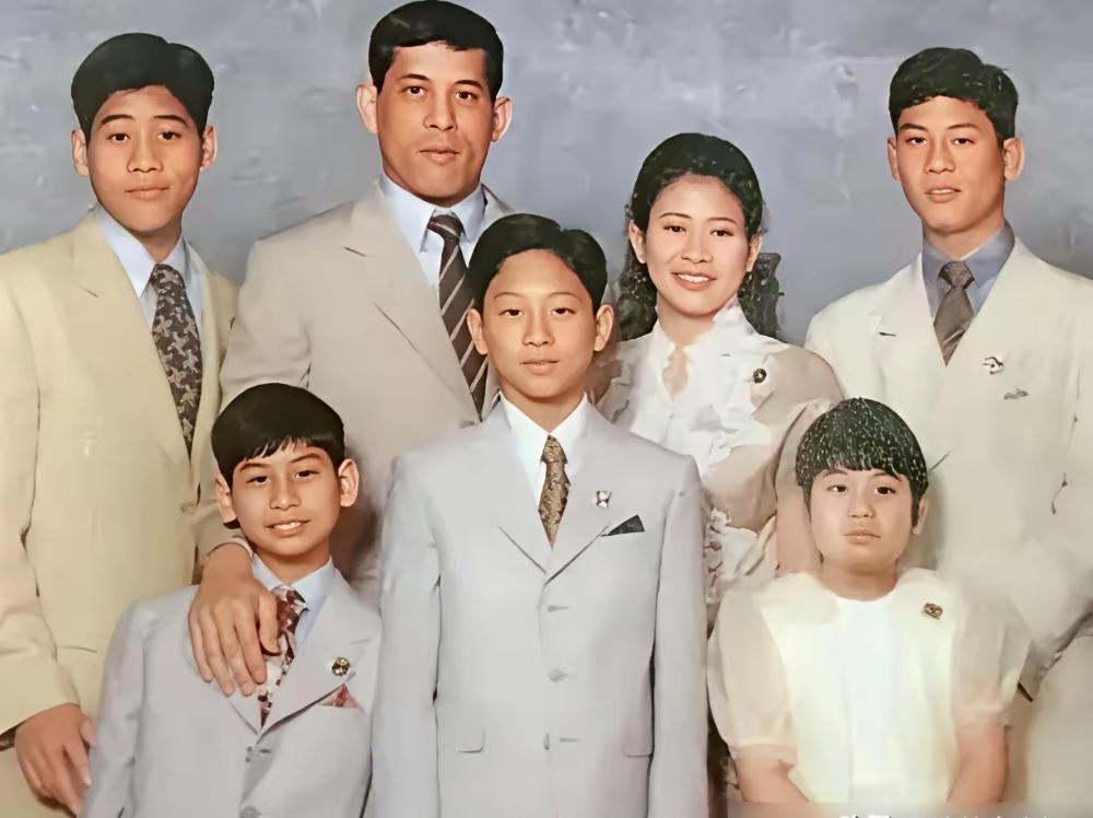泰国王室的“剧本”正在重写。

原本呼声最高的长公主帕查拉，能力出众却红颜薄命，