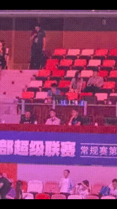 昨天小胖取得乒超第十场胜利，看台上来了一位特殊的观众—乒协主席王励勤！
小胖对战