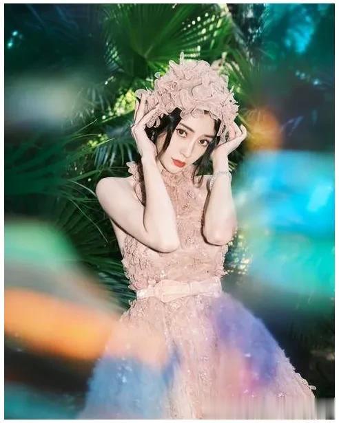 杨颖15岁在日本的照片被翻出，网友惊叹：难怪不惧疯马秀！

年仅14岁的杨颖，凭