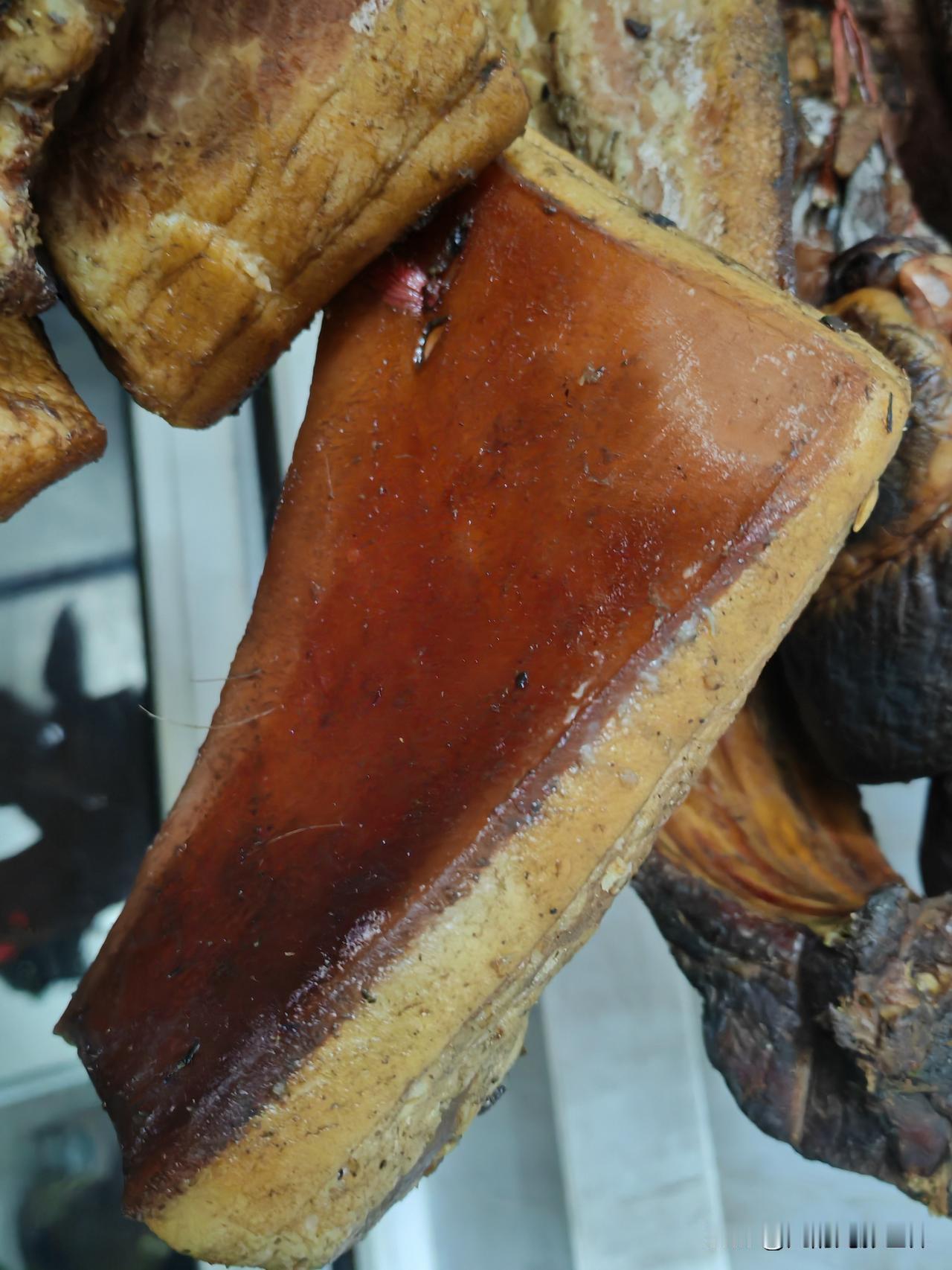 自己做腊肉确实比买着吃安心又实惠。我自己做腊肉，喜欢买猪三线肉做腊肉，今年猪肉便