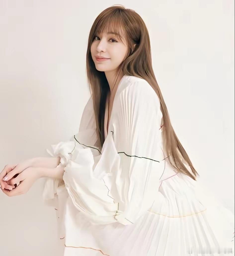 主持人问43岁的王心凌:“你会结婚生子吗？”王心凌不假思索就说:“会！”主持人又