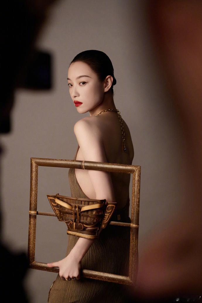 倪妮的美在娱乐圈真的是非常独特的，气质斐然用在她身上真的一点都不过分！
