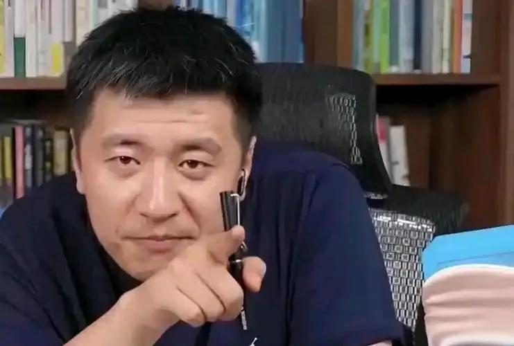 张雪峰近日网络多平台被禁止关注！
按他自己的话说是“动了太多人的蛋糕”。
想想也