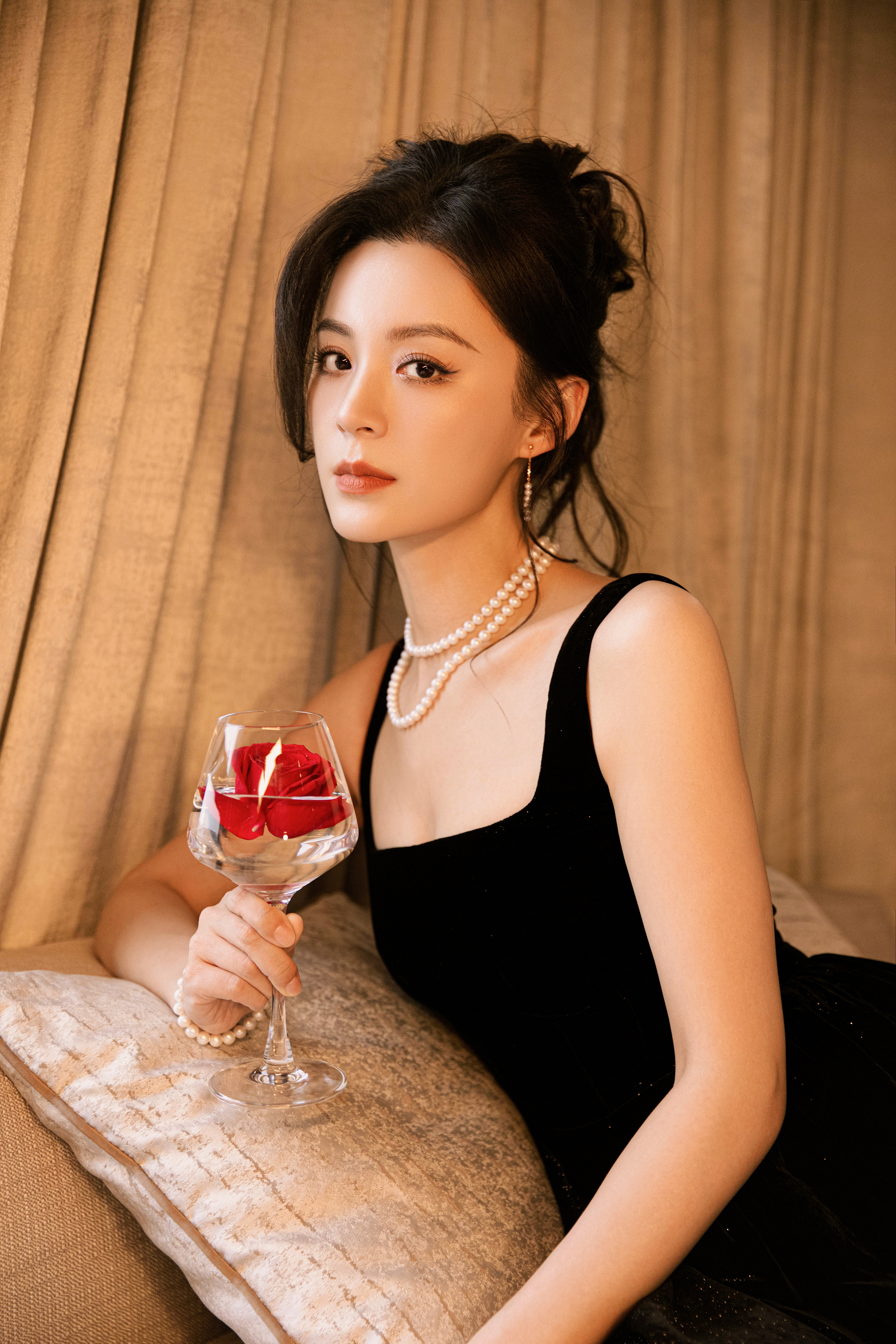 魏绾出没，随机提问：谁还没有来看 逐玉生活有星意