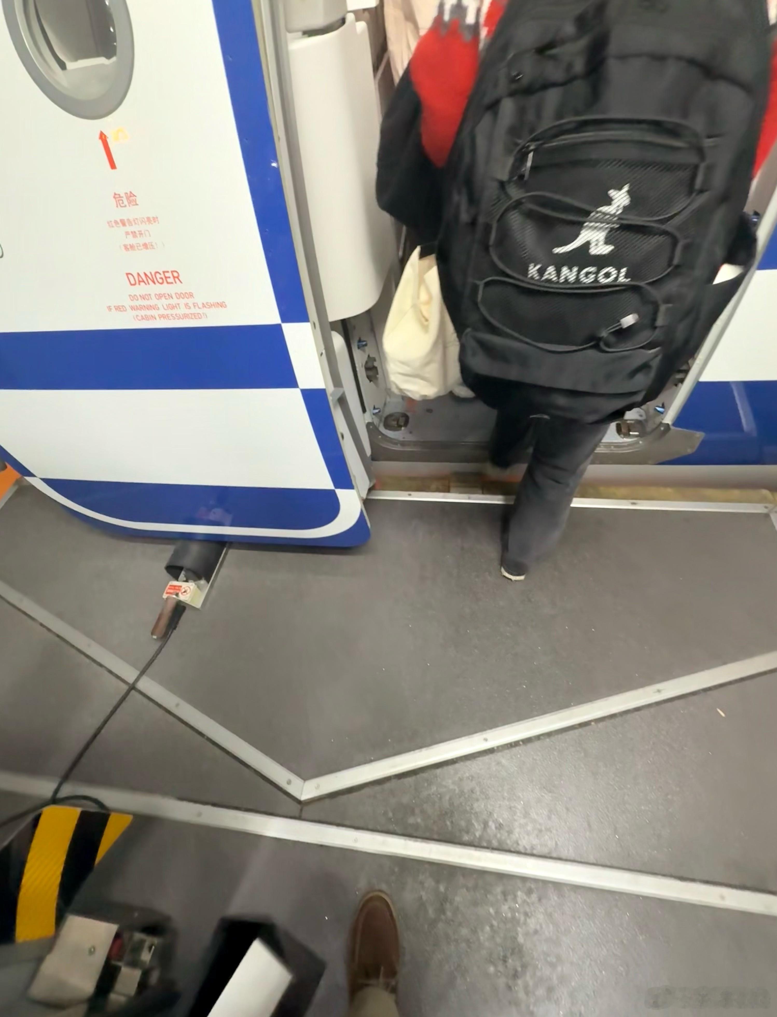 以前坐飞机没怎么注意，最近观察了一下，确实很多是有个台阶的 