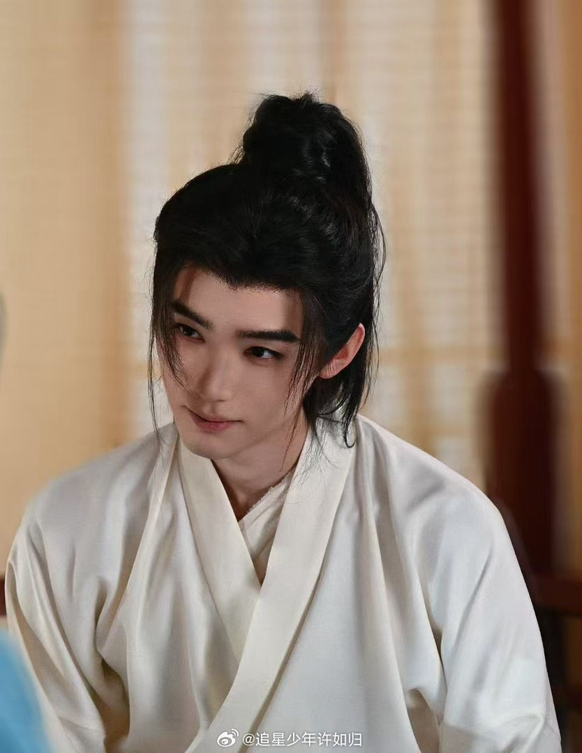 周翊然翘楚商务红利周翊然翘楚有效主演 巴黎男装周上被海外粉丝围着要签名，秀场外举