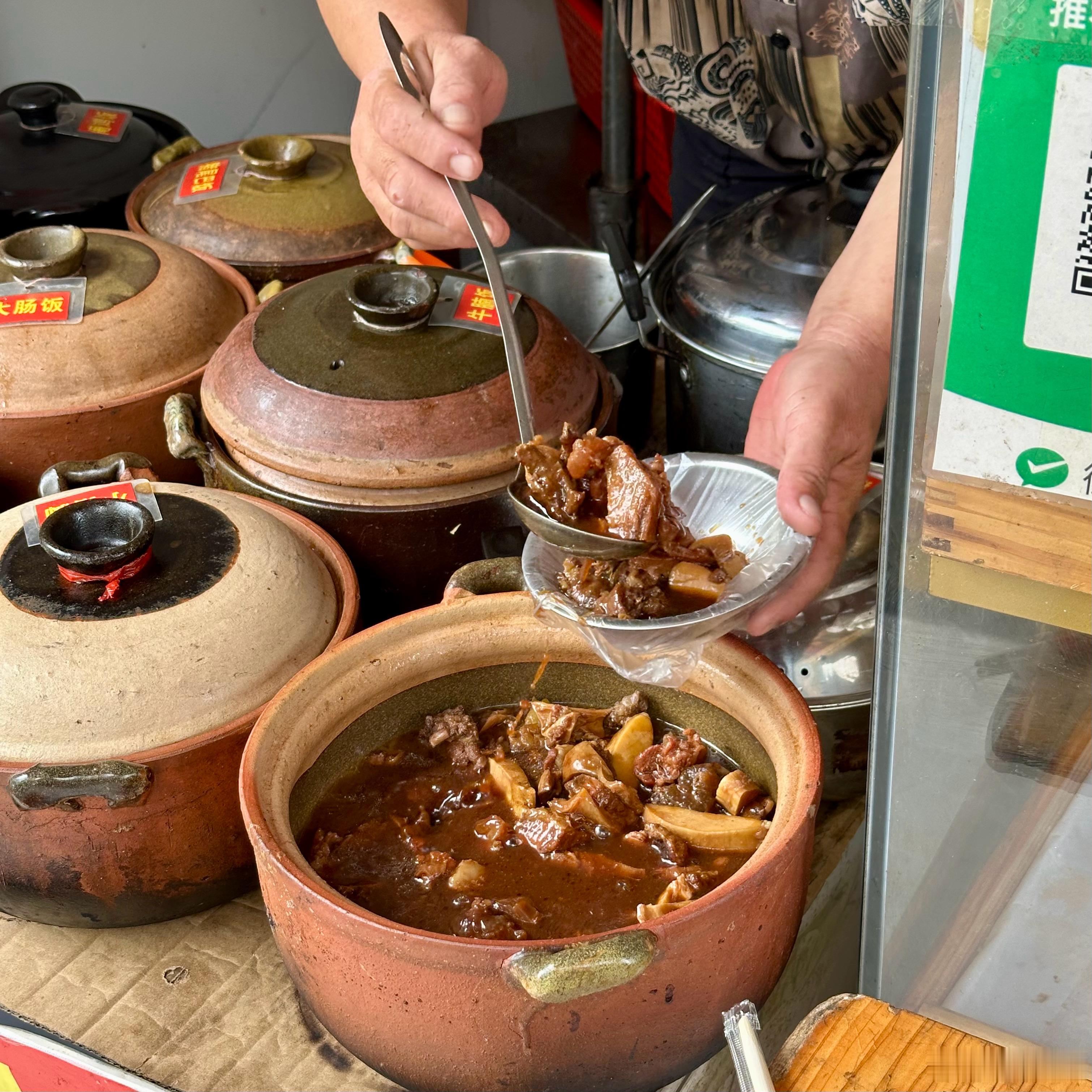 午餐。路边的牛腩饭，20元。还不错。 海口·海南大学海甸校区