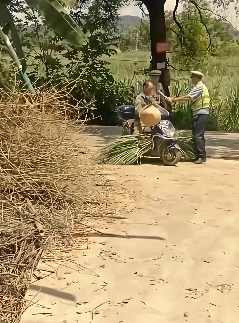 啊哦！还有这种事儿？
大爷，我跟你说啊，你摊上大事了。首先，没有戴安全帽；其次，