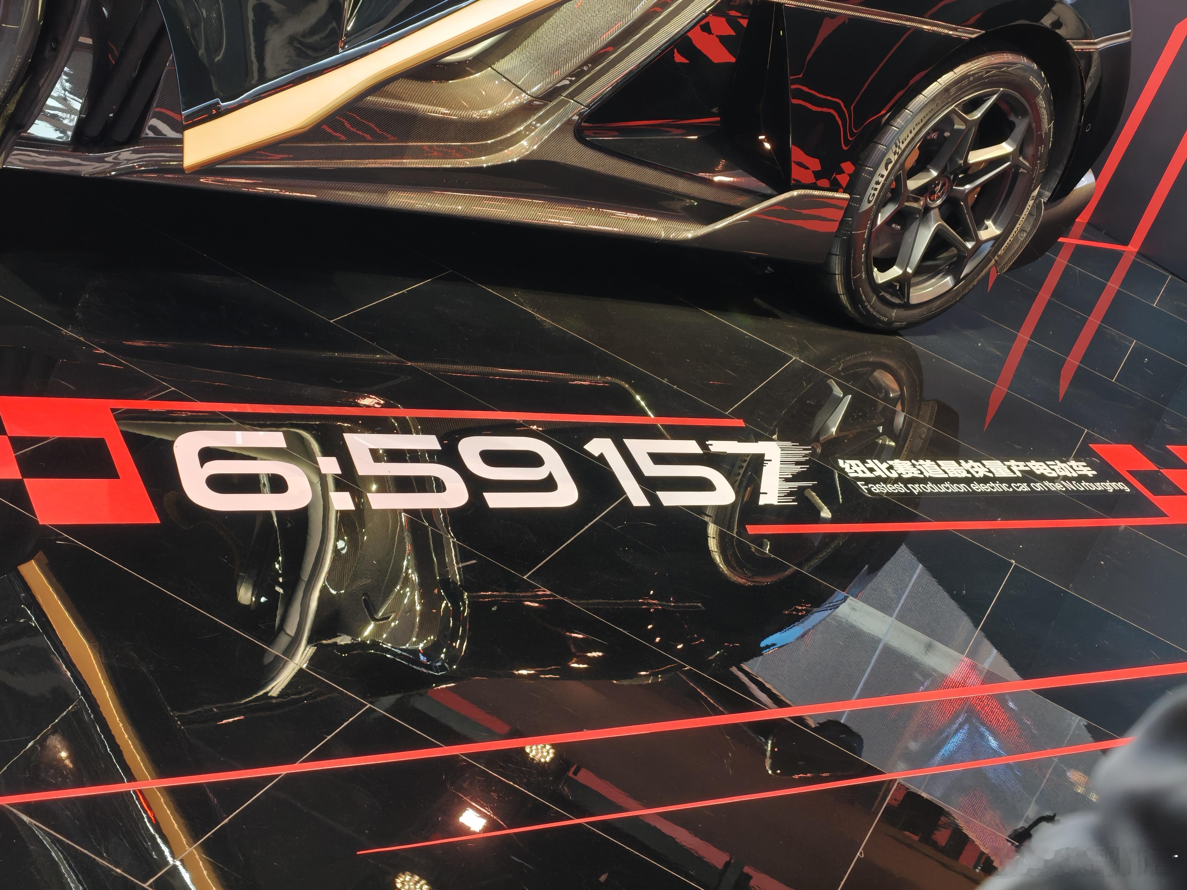 国产千万级超跑秒售罄说的就是全球限量30台的仰望 U9 Xtreme，中国速度，