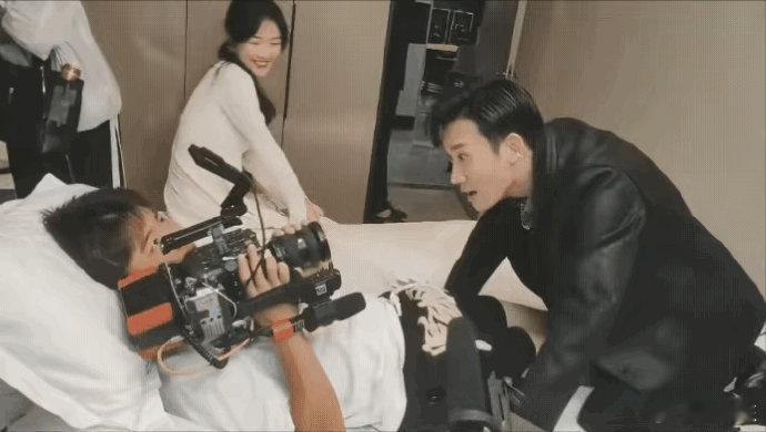 床戏这样好尴尬，面对摄像机说台词，那么近的距离 ​​​