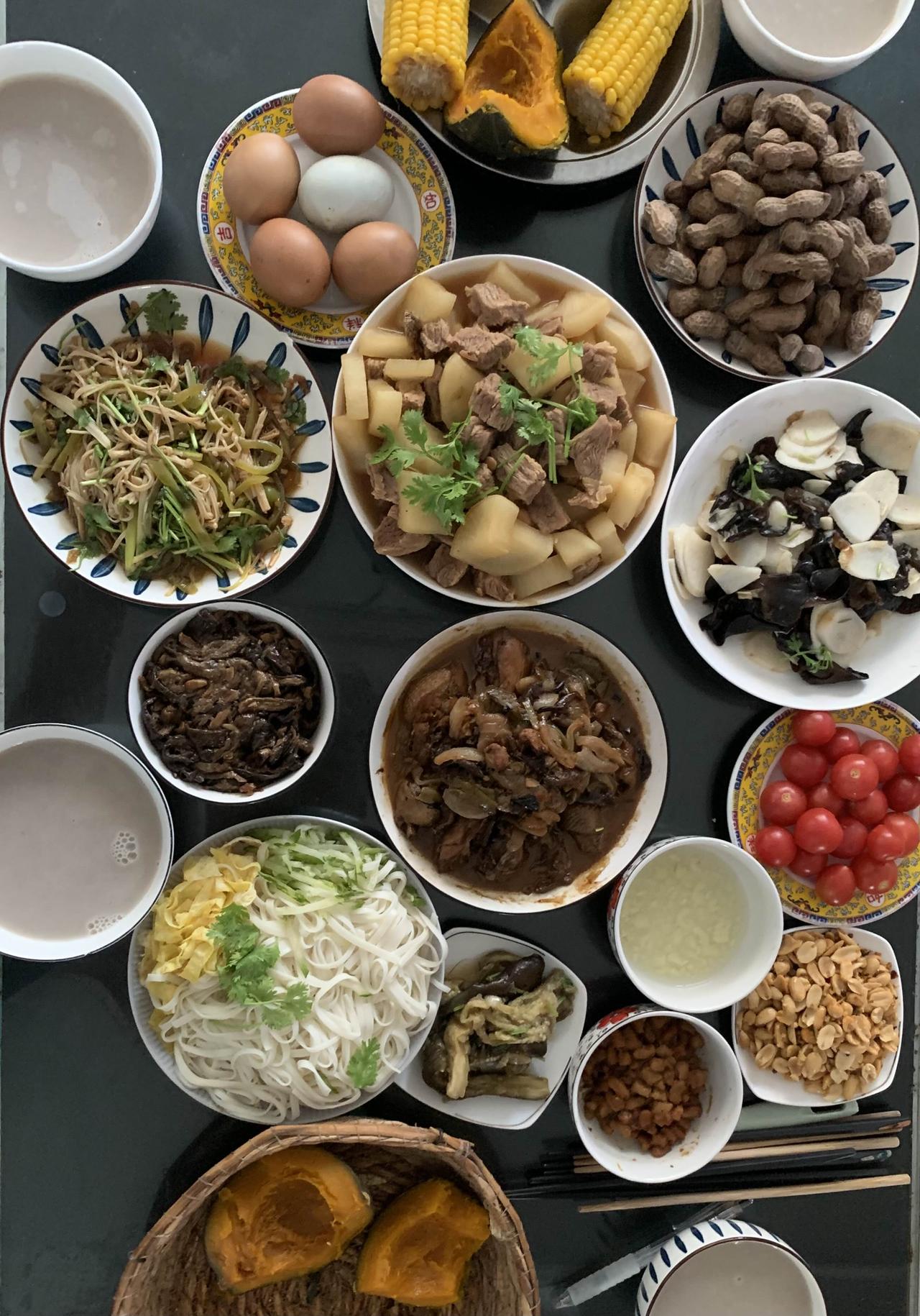 打卡今日晚餐
今日五人份晚餐：萝卜炖牛肉、山药炒木耳、凉拌金针菇、麻酱蛋、其余都