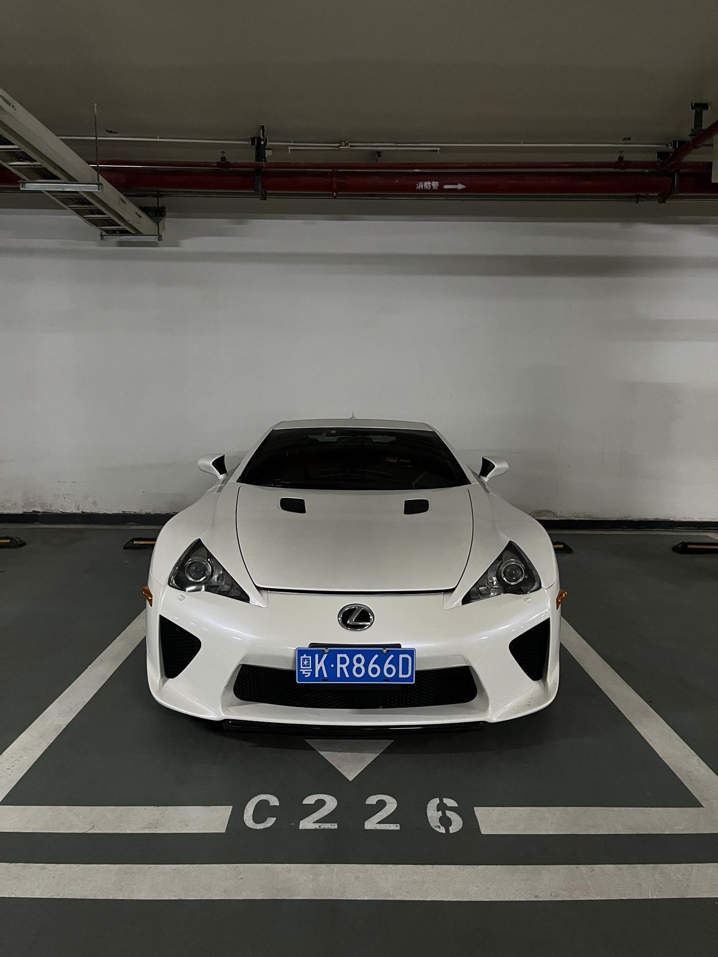 广东唯一一台蓝牌的雷克萨斯LFA 白色真的太优雅帅气了