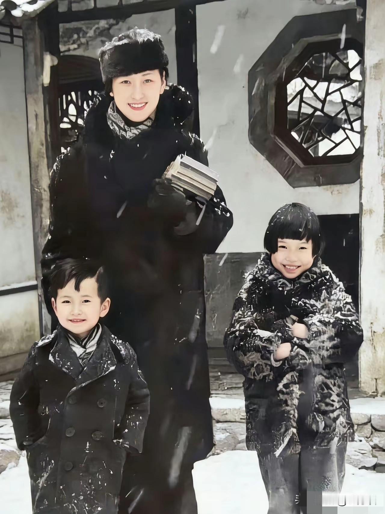 上世纪 30 年代，转世一瞬间，就已经过去了近百年。当时林徽因带着孩子盛装装扮出