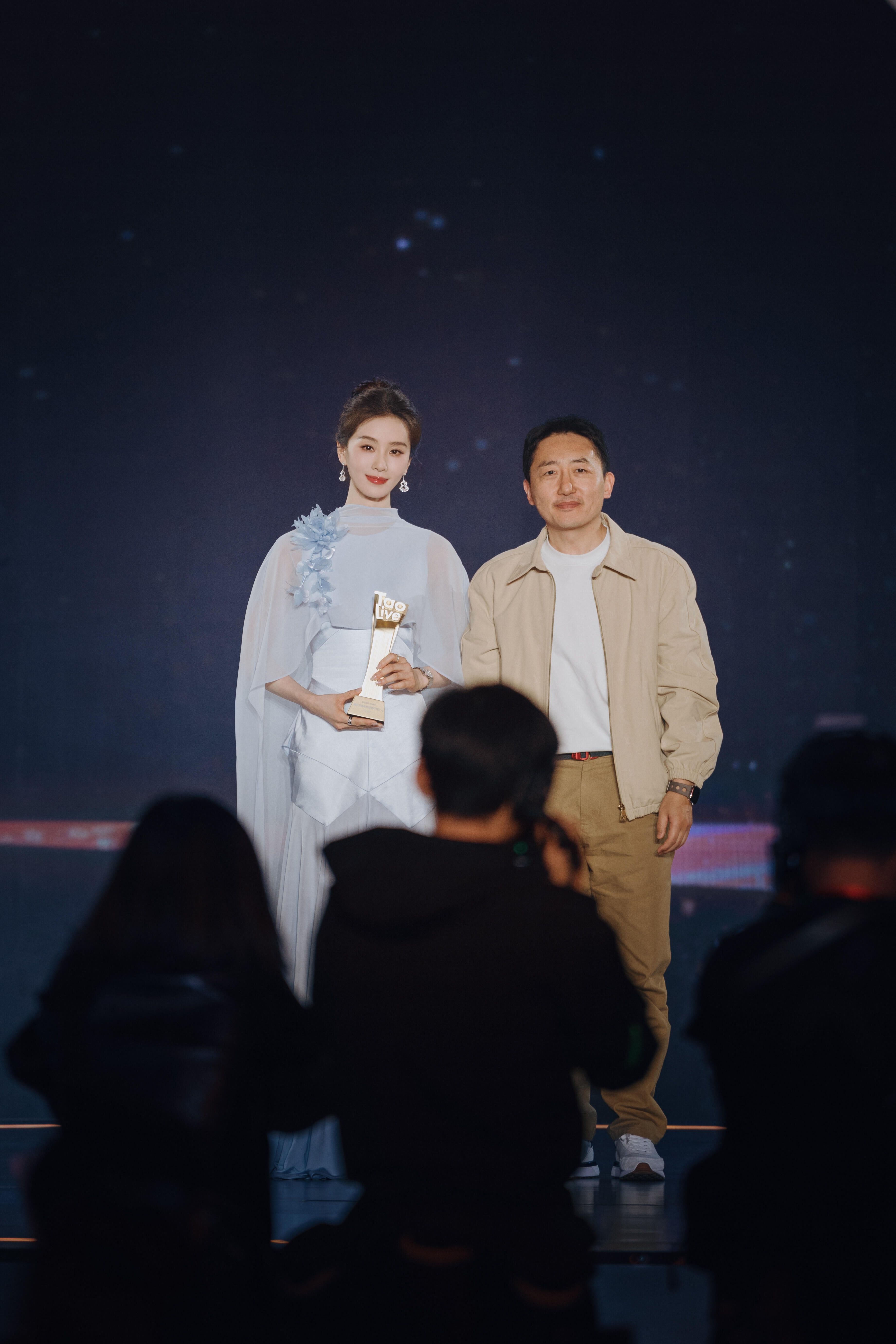 捡到一张路人拍到的刘诗诗生图熠熠生辉的大明星Qeelin耳环是真好看，完全被种草