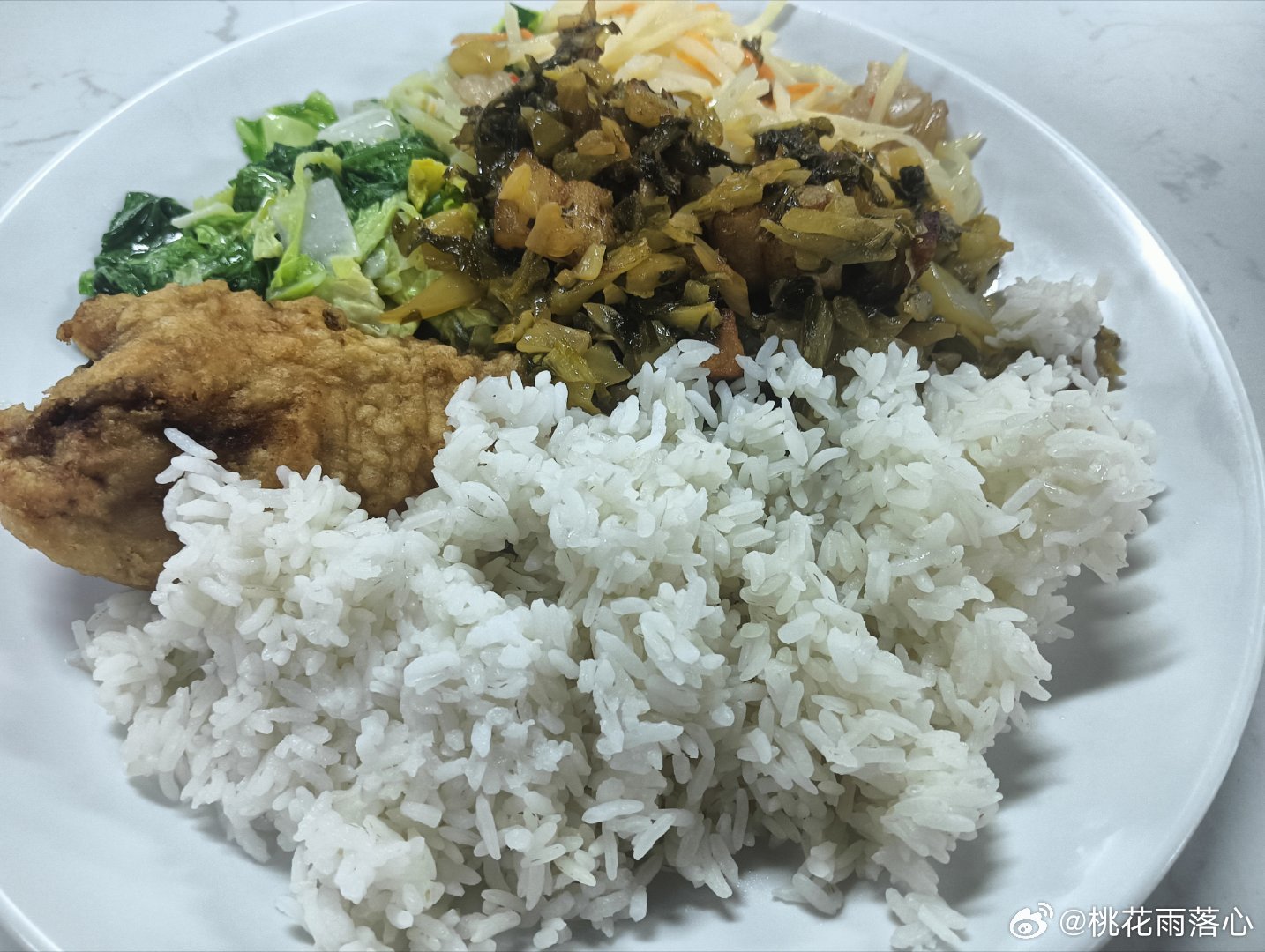 端午节饭堂加餐，感觉单位每年都这样毫无新意！身为人事的我帮忙发饮料和粽子真的好乱