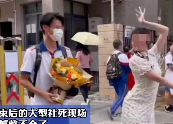 高考马上结束了，妈妈们还是悠着点吧！图中这位穿旗袍的妈妈，把社恐的孩子都整不会了