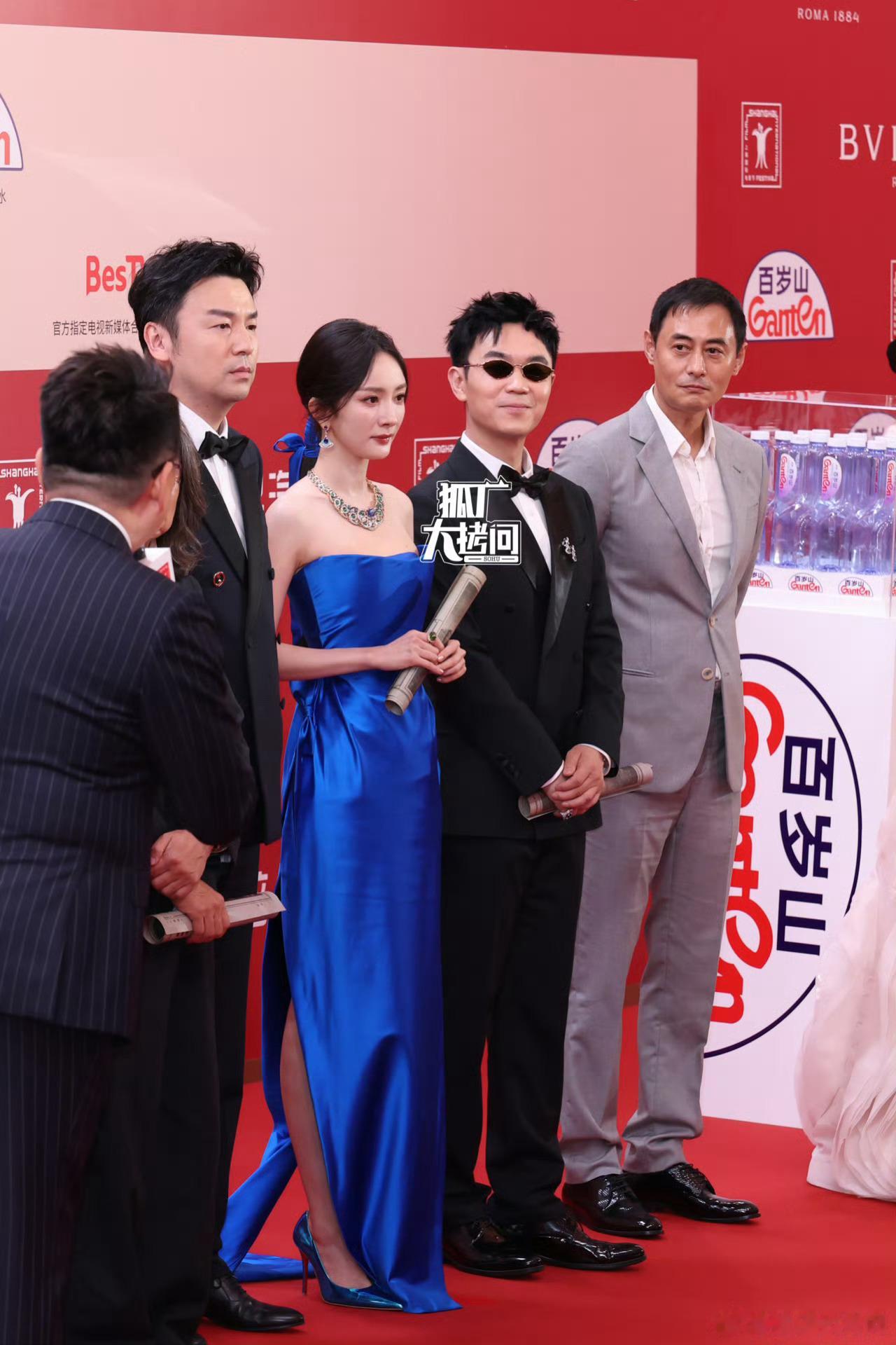杨幂身边站了两个李善德人美心善双商高的大美女就是她在哪儿，哪儿氛围就特别好～难怪