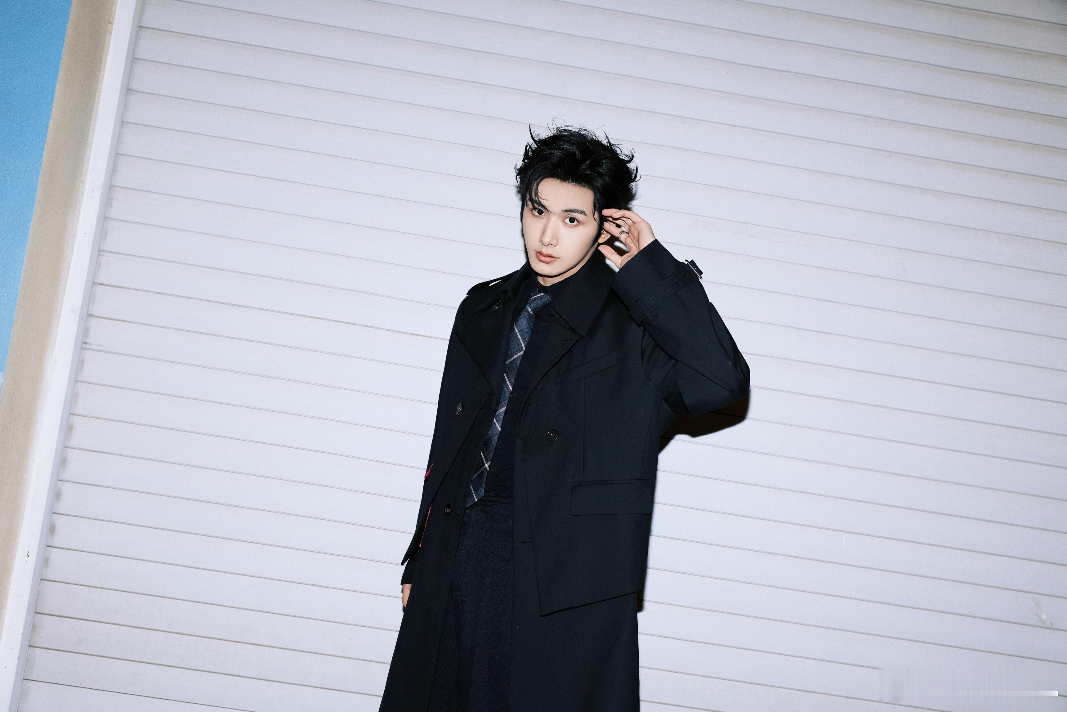 玄墨相衬，舒意自如。欢娱影视演员今日写真释出。 