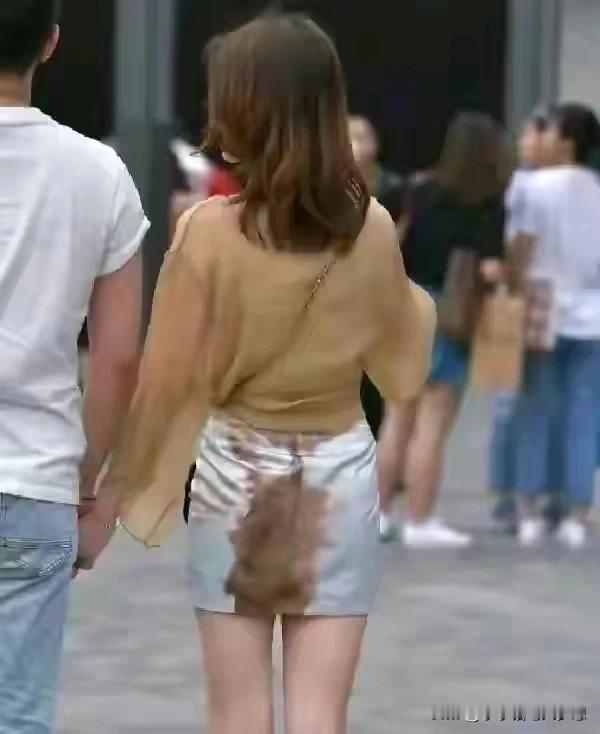 姨妈裙，串稀裤，居然是故意的设计。
这种恶心的设计还成了时尚。
如果你看见了，千