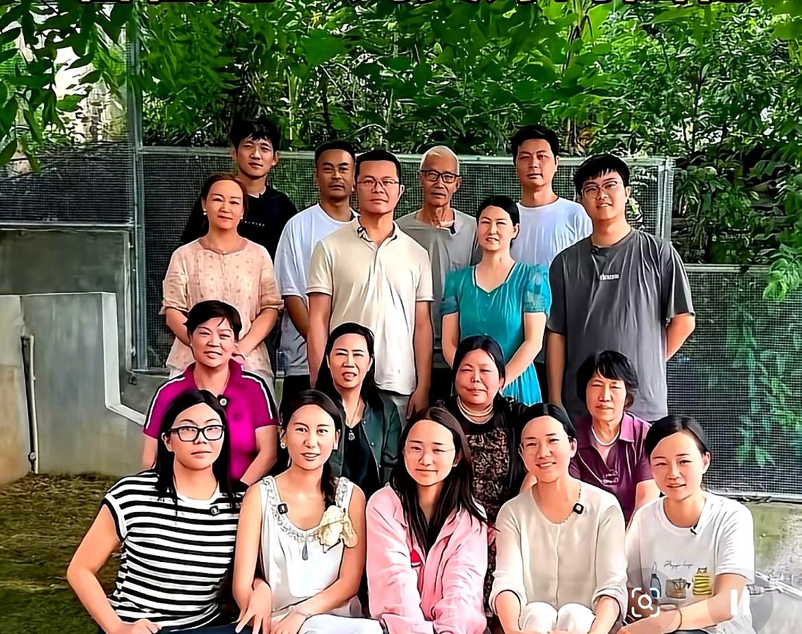 看完这张云南大合照，我算是彻底明白大家为啥都烦保姆红姐了。
平时吃饭非要挨着金哥