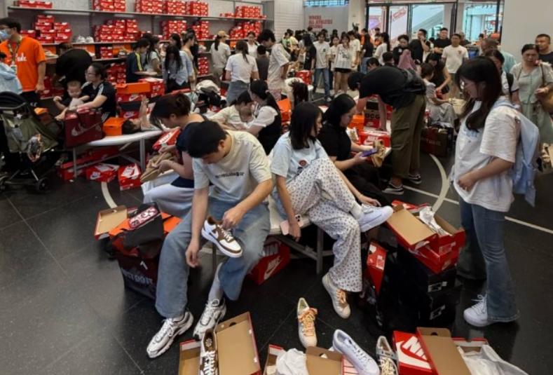 世界杯带火了运动消费，6月以来，唯品会上的世界杯相关的穿搭销量比上个月猛增了2倍