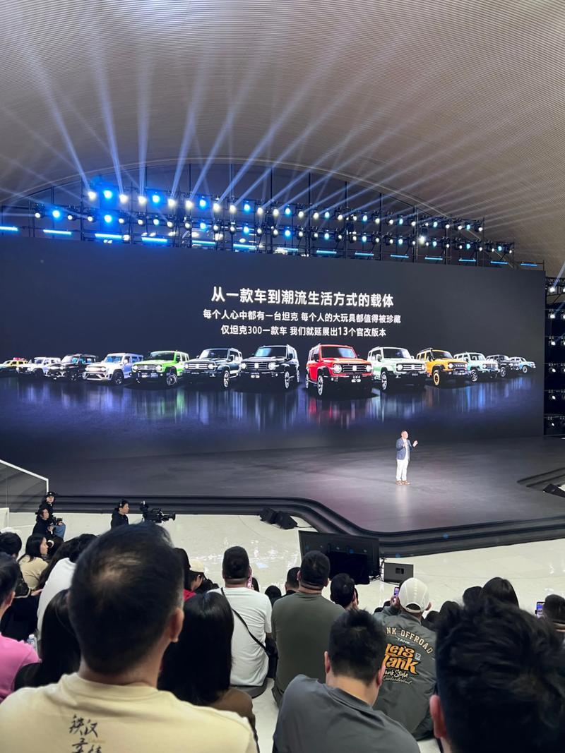 2026北京车展现场，长城汽车展台人气高涨，吸引众多外国友人驻足体验。大家近距离