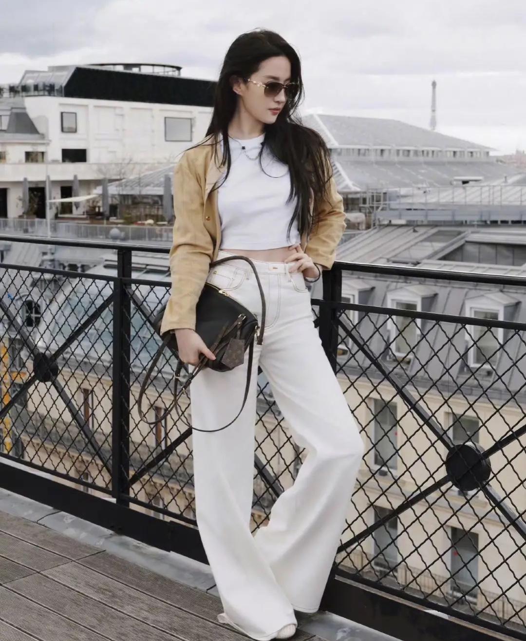 近日，刘亦菲更新微博，晒出一组随拍，简约穿搭衬得气质清冷又温柔。

自然随性的姿