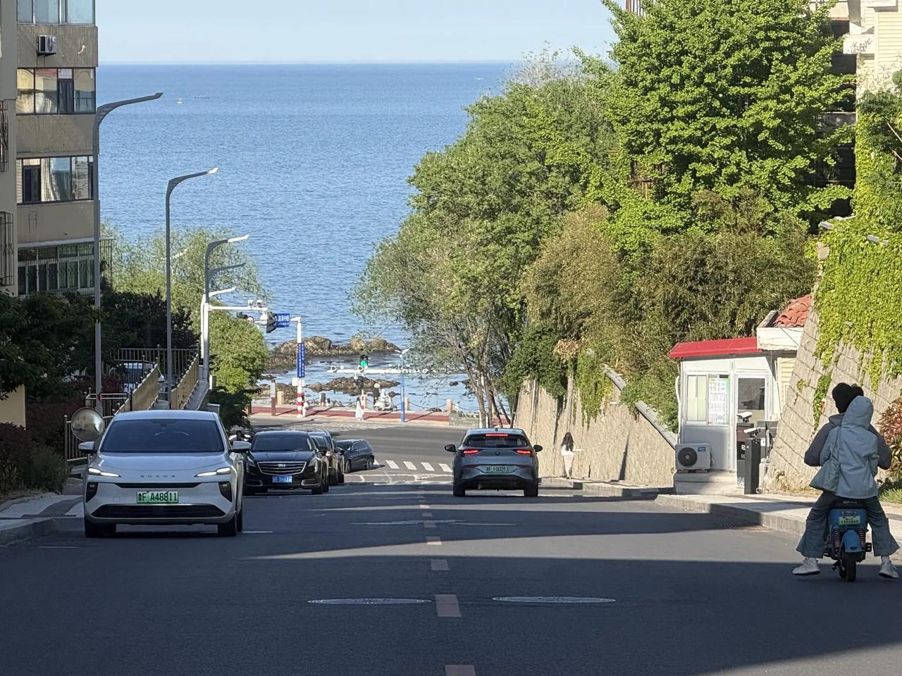烟台，一座美丽的海滨城市！ 离海最近的街道 海边公路 海边城市独有的浪漫 海边城