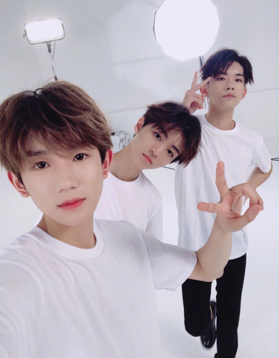 原来TFBOYS以前这么苦 依旧能考古不一样的东西，三小只什么实力不说了[泪] 