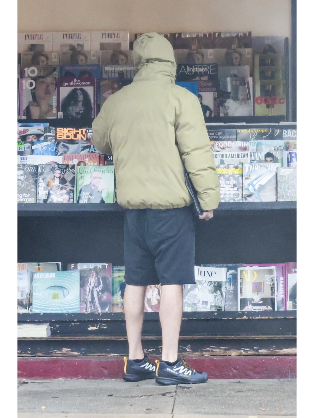 罗伯特帕丁森偷跑出门，冒小雨在街边买杂志
