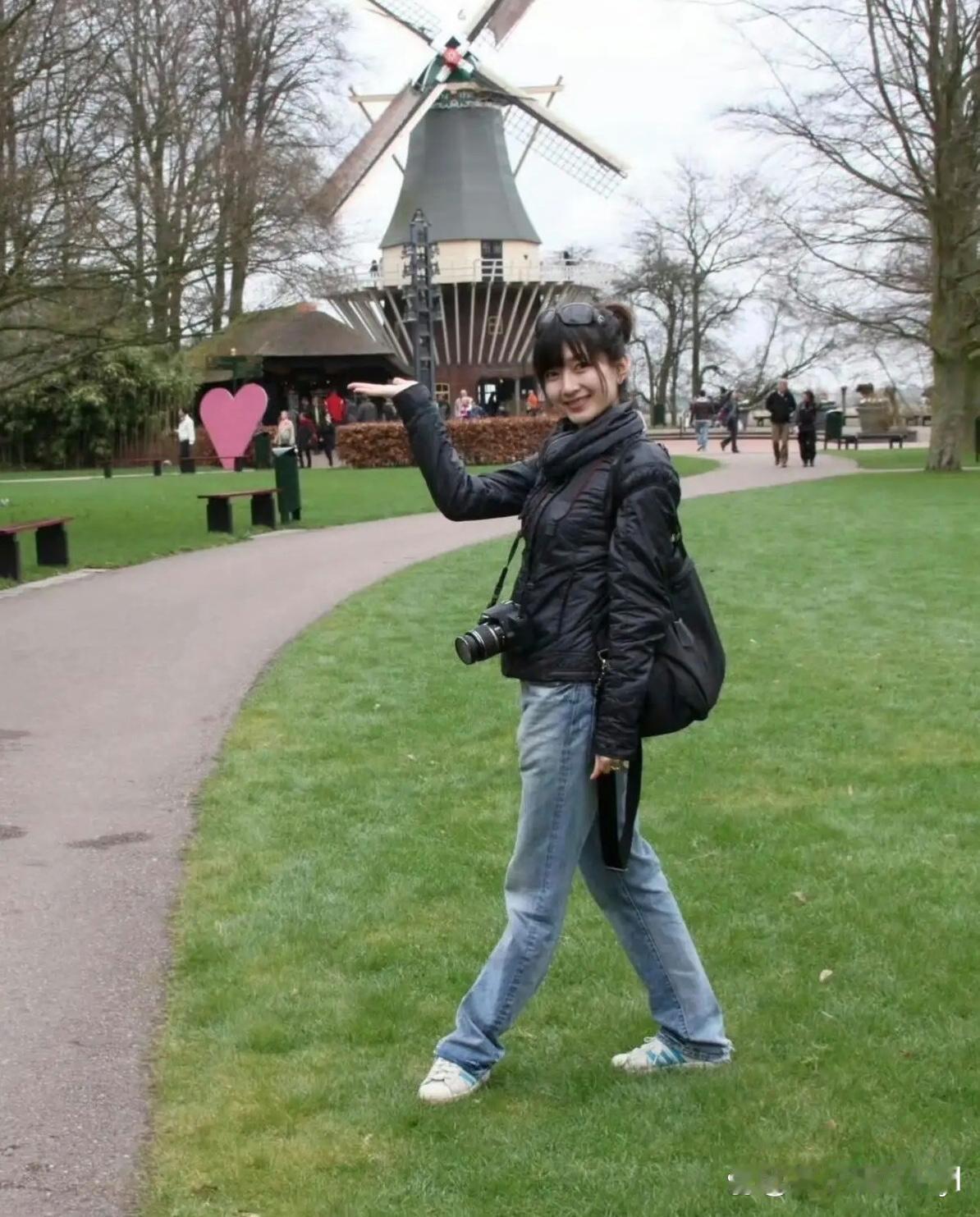 江疏影留学时期旧照曝光，青涩灵动满是朝气 